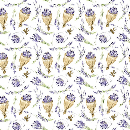 Wachstuch-Tischdecke mit Lavendelmuster auf hellem Hintergrund. Violette Lavendelzweige, kleine Sträuße und in Papier gewickelte Lavendelbouquets sind gleichmäßig verteilt und werden durch grüne Stiele sowie braune Details ergänzt.