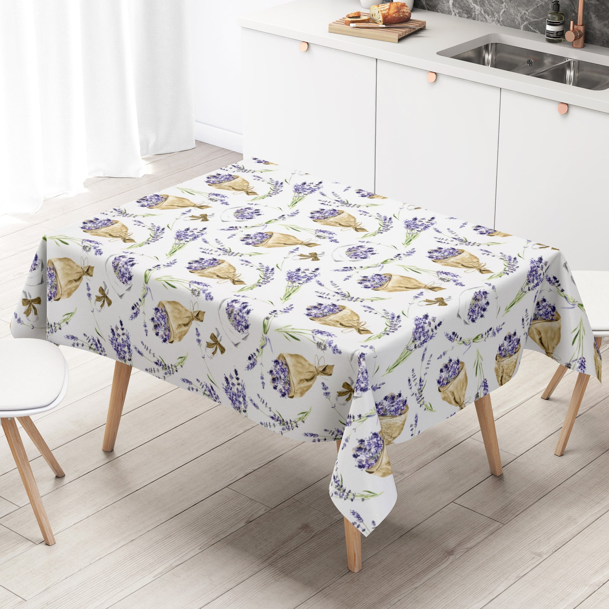 Wachstuch-Tischdecke mit Lavendelmuster auf hellem Hintergrund. Violette Lavendelzweige, kleine Sträuße und in Papier gewickelte Lavendelbouquets sind gleichmäßig verteilt und werden durch grüne Stiele sowie braune Details ergänzt.