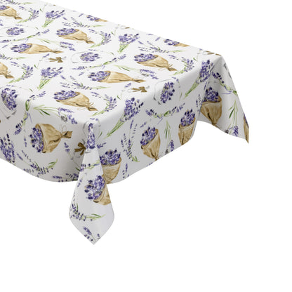 Wachstuch-Tischdecke mit Lavendelmuster auf hellem Hintergrund. Violette Lavendelzweige, kleine Sträuße und in Papier gewickelte Lavendelbouquets sind gleichmäßig verteilt und werden durch grüne Stiele sowie braune Details ergänzt.