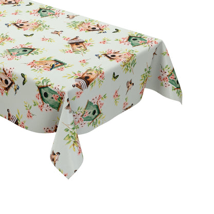 Wachstuch-Tischdecke mit Vogelhäuschen, kleinen Vögeln, Schmetterlingen und rosa Blüten auf hellem mintfarbenem Hintergrund. Grüne Blätter und natürliche Holztöne verleihen dem verspielten Frühlingsdesign eine frische, freundliche Ausstrahlung.
