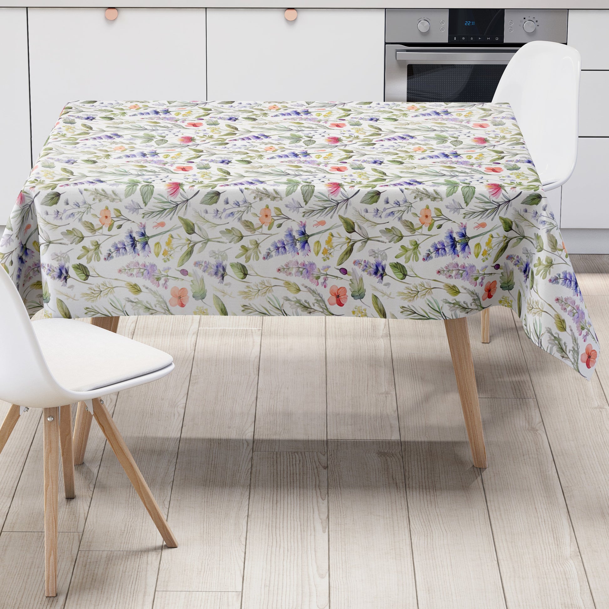 Wachstuch-Tischdecke mit filigranem Wildblumenmuster auf hellem Hintergrund. Zarte Blüten in Rosa, Lila, Blau, Gelb und Koralle werden von feinen grünen Blättern und Gräsern im Aquarellstil ergänzt.