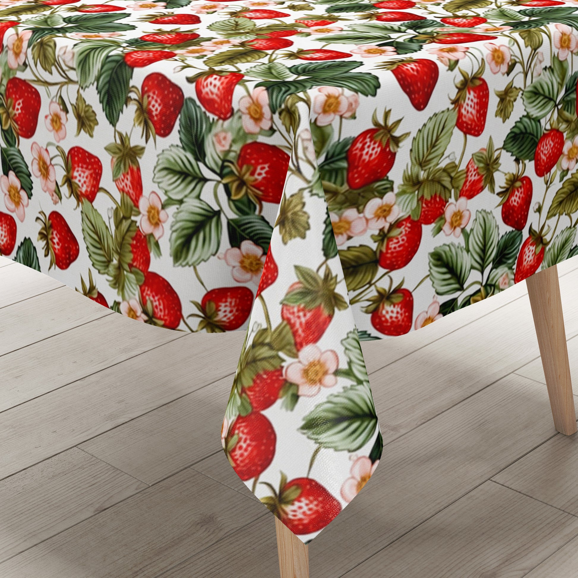Wachstuch-Tischdecke mit dichtem Erdbeermuster auf hellem Hintergrund. Leuchtend rote Erdbeeren, grüne Blätter und zarte rosa-weiße Blüten sorgen für ein frisches, sommerliches und verspieltes Design.