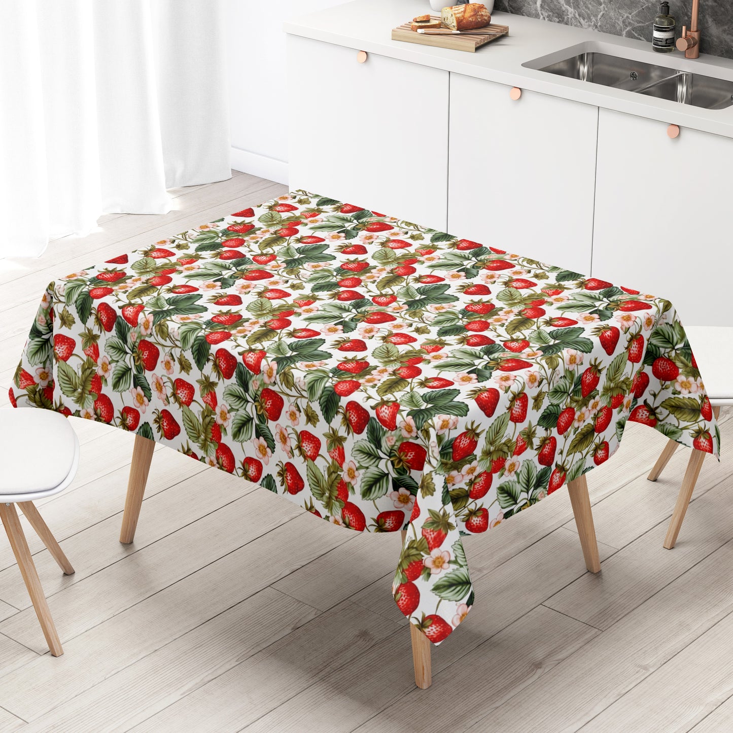 Wachstuch-Tischdecke mit dichtem Erdbeermuster auf hellem Hintergrund. Leuchtend rote Erdbeeren, grüne Blätter und zarte rosa-weiße Blüten sorgen für ein frisches, sommerliches und verspieltes Design.