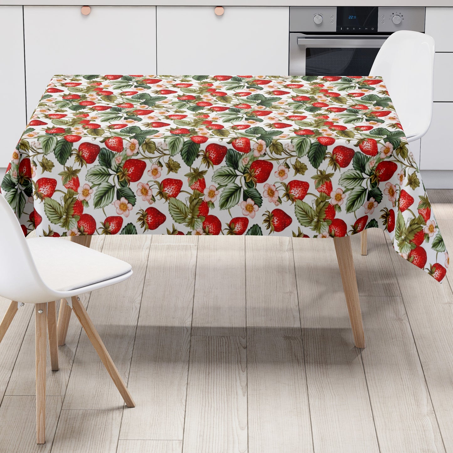 Wachstuch-Tischdecke mit dichtem Erdbeermuster auf hellem Hintergrund. Leuchtend rote Erdbeeren, grüne Blätter und zarte rosa-weiße Blüten sorgen für ein frisches, sommerliches und verspieltes Design.