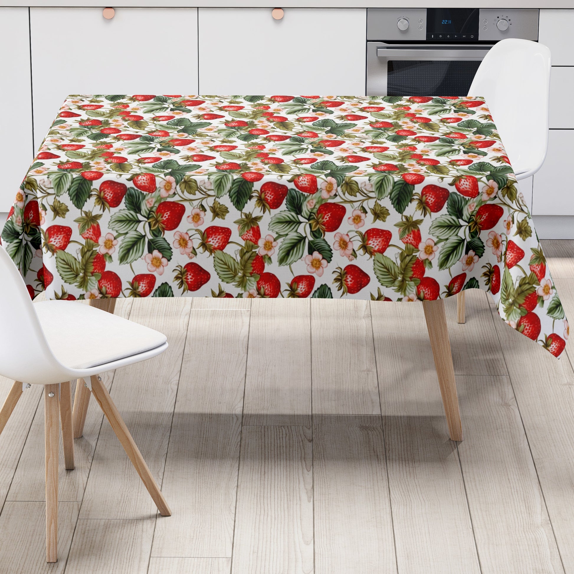Wachstuch-Tischdecke mit dichtem Erdbeermuster auf hellem Hintergrund. Leuchtend rote Erdbeeren, grüne Blätter und zarte rosa-weiße Blüten sorgen für ein frisches, sommerliches und verspieltes Design.