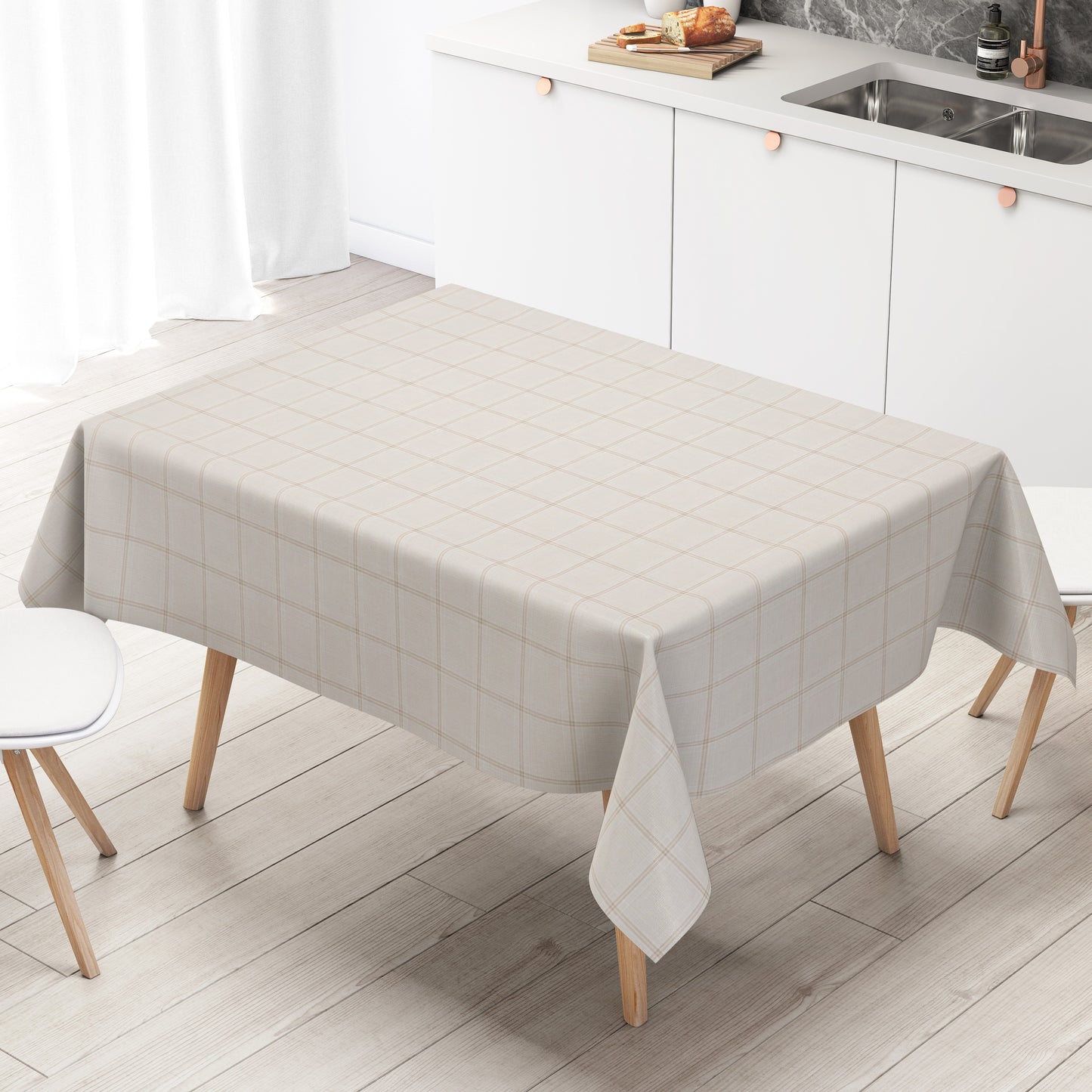 Rechteckige Wachstuch-Tischdecke in heller Leinenoptik mit feinem beigefarbenem Karomuster auf cremeweißem Hintergrund. Das dezente, gleichmäßige Rasterdesign verleiht der Tischdecke eine elegante und zeitlose Ausstrahlung.