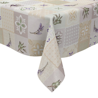 Wachstuch-Tischdecke mit Patchwork-Muster in Creme, Beige und Grau. Dekorative Fliesenornamente, stilisierte Blüten, Lavendel- und Olivenzweige in sanften Grün- und Lilatönen verleihen dem Design einen mediterranen Landhaus-Charme.