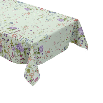 Wachstuchtischdecke mit romantischem Blumenmuster auf mintgrünem Hintergrund. Zarte Wildblumen, filigrane Zweige und Blütenranken in Rosa, Blau, Lila und Rot verteilen sich locker über die Fläche. Große violette Hortensien setzen dekorative Akzente entlang der oberen und unteren Bereiche. Das detailreiche, aquarellartige Dessin wirkt leicht, natürlich und verspielt und verleiht dem Tisch eine frische, florale Ausstrahlung.