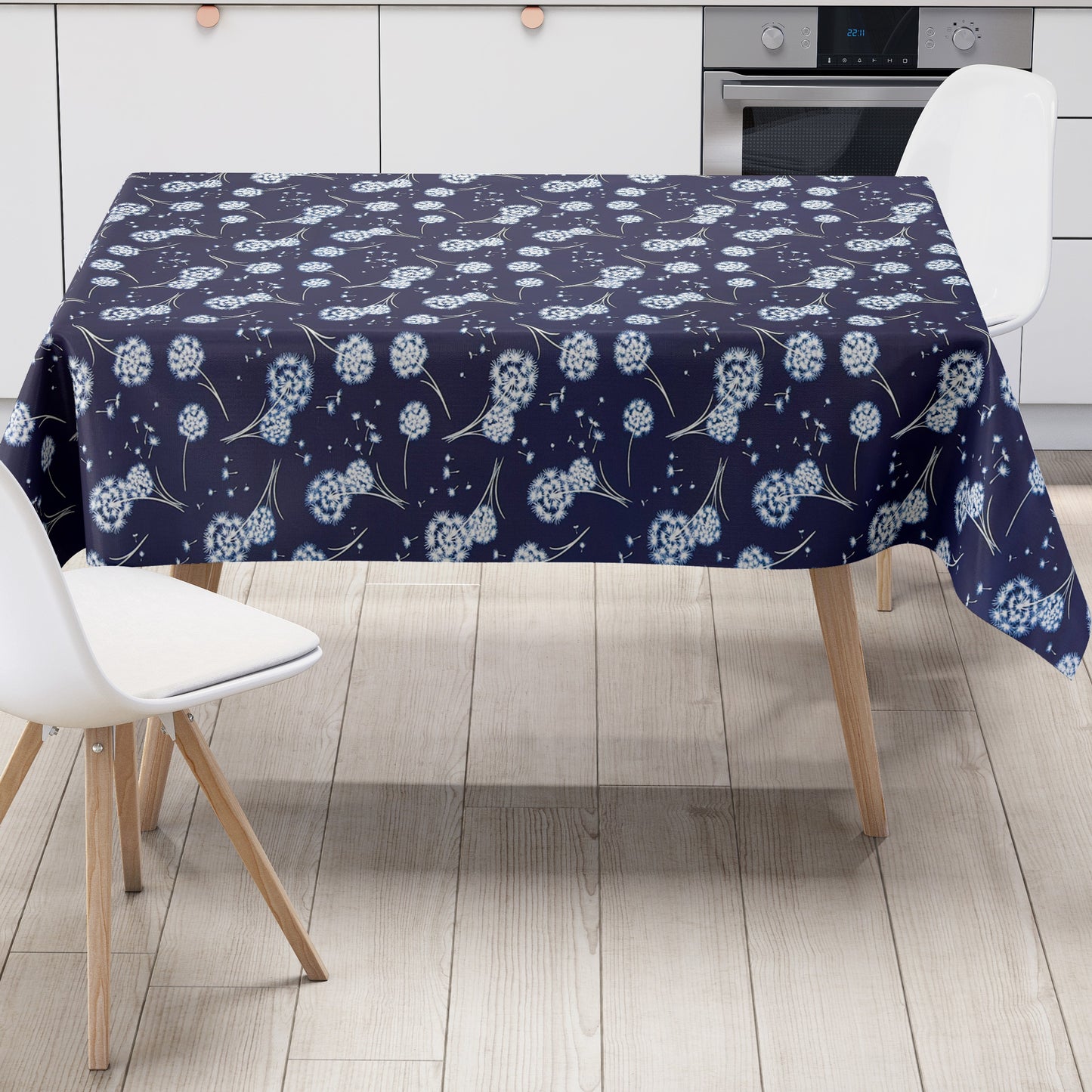 Wachstuch Tischdecke mit dunkelblauem Hintergrund und filigranen weißen Pusteblumen, deren zarte Samen wie kleine Sterne über die Fläche schweben. Ein luftiges, romantisches Blumenmuster, das an eine sommerliche Wiese im Abendlicht erinnert.