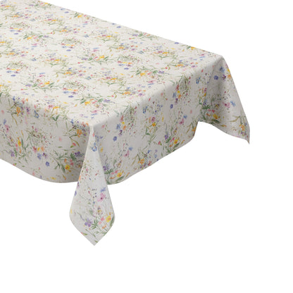 Helle Wachstuch-Tischdecke mit locker verstreutem Wildblumenmuster in zarten Pastellfarben. Aquarellartige Blüten in Rosa, Blau, Gelb und Violett mit feinen grünen Gräsern auf cremeweißem Hintergrund im romantischen Landhausstil.
