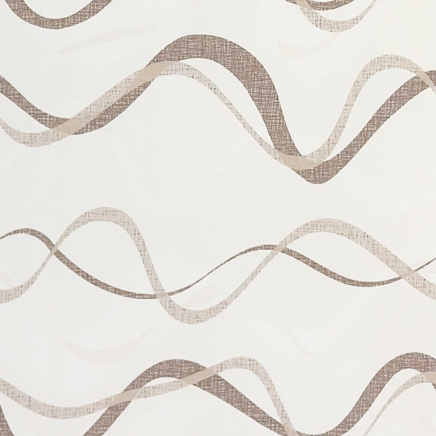 Wachstuch-Tischdecke mit modernem Wellenmuster in Beige, Taupe und Sand auf hellem Hintergrund. Geschwungene Linien in feiner Leinenoptik verleihen dem Design eine elegante, ruhige und zeitlose Ausstrahlung im modernen Wohnstil.