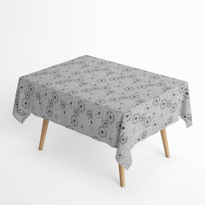 Jacquard-Tischdecke mit filigranem Blumenmotiv aus stilisierten, fein gezeichneten Blüten in Grau- und Weißtönen. Beschichtete Baumwolle mit praktischem Fleckenschutz.