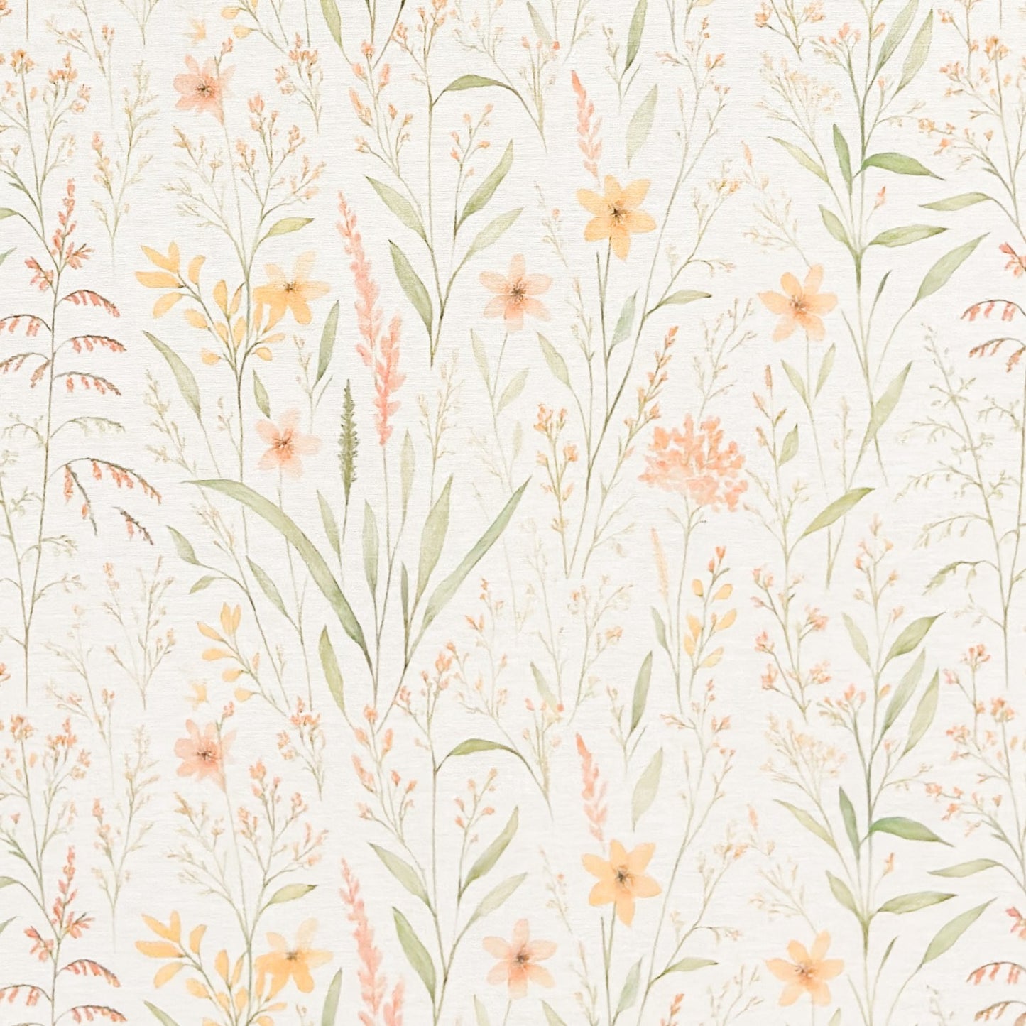 Beschichtete Baumwoll-Tischdecke mit filigranem Naturmuster auf hellem Hintergrund. Zarte Gräser, Blätter und kleine Blüten in Apricot-, Gelb- und Grüntönen verteilen sich gleichmäßig über die Oberfläche. Über eine Tischecke drapiert, mit sichtbaren hellen Holzbeinen.