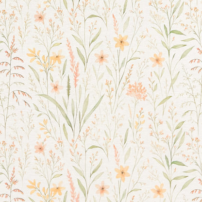 Beschichtete Baumwoll-Tischdecke mit filigranem Naturmuster auf hellem Hintergrund. Zarte Gräser, Blätter und kleine Blüten in Apricot-, Gelb- und Grüntönen verteilen sich gleichmäßig über die Oberfläche. Über eine Tischecke drapiert, mit sichtbaren hellen Holzbeinen.