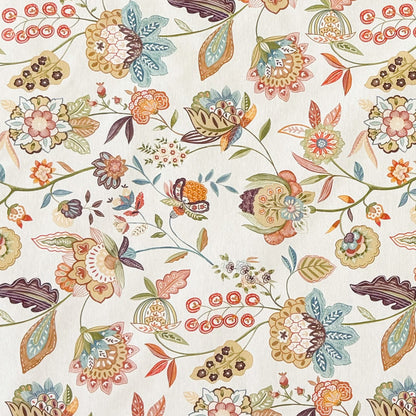 Die Jacquard Tischdecke aus beschichteter Baumwolle zeigt ein detailreiches, boho-inspiriertes Blumenmuster mit verspielten Blüten, Blättern und Ornamenten in warmen Naturtönen wie Beige, Grün, Rost und Blau.