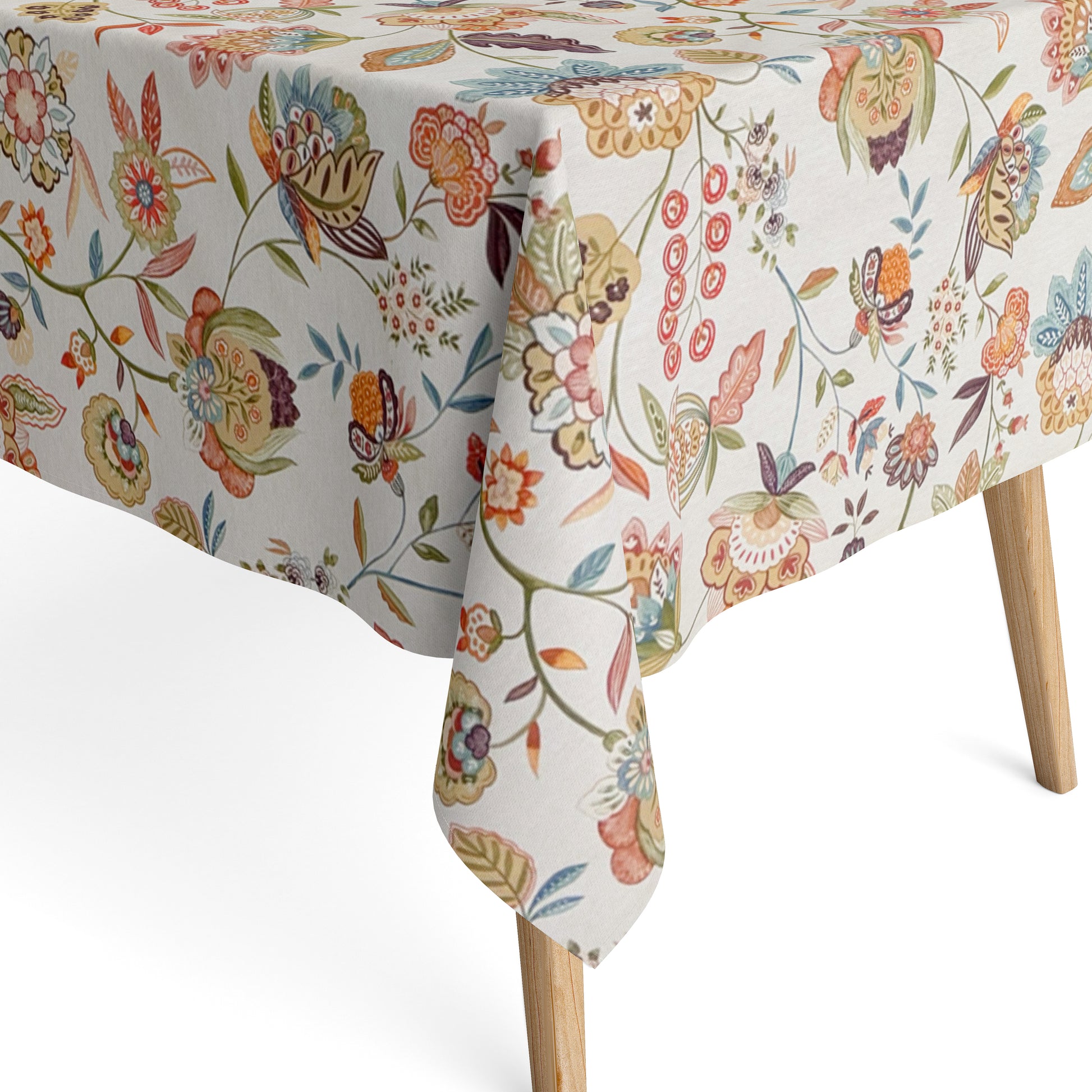 Die Jacquard Tischdecke aus beschichteter Baumwolle zeigt ein detailreiches, boho-inspiriertes Blumenmuster mit verspielten Blüten, Blättern und Ornamenten in warmen Naturtönen wie Beige, Grün, Rost und Blau.