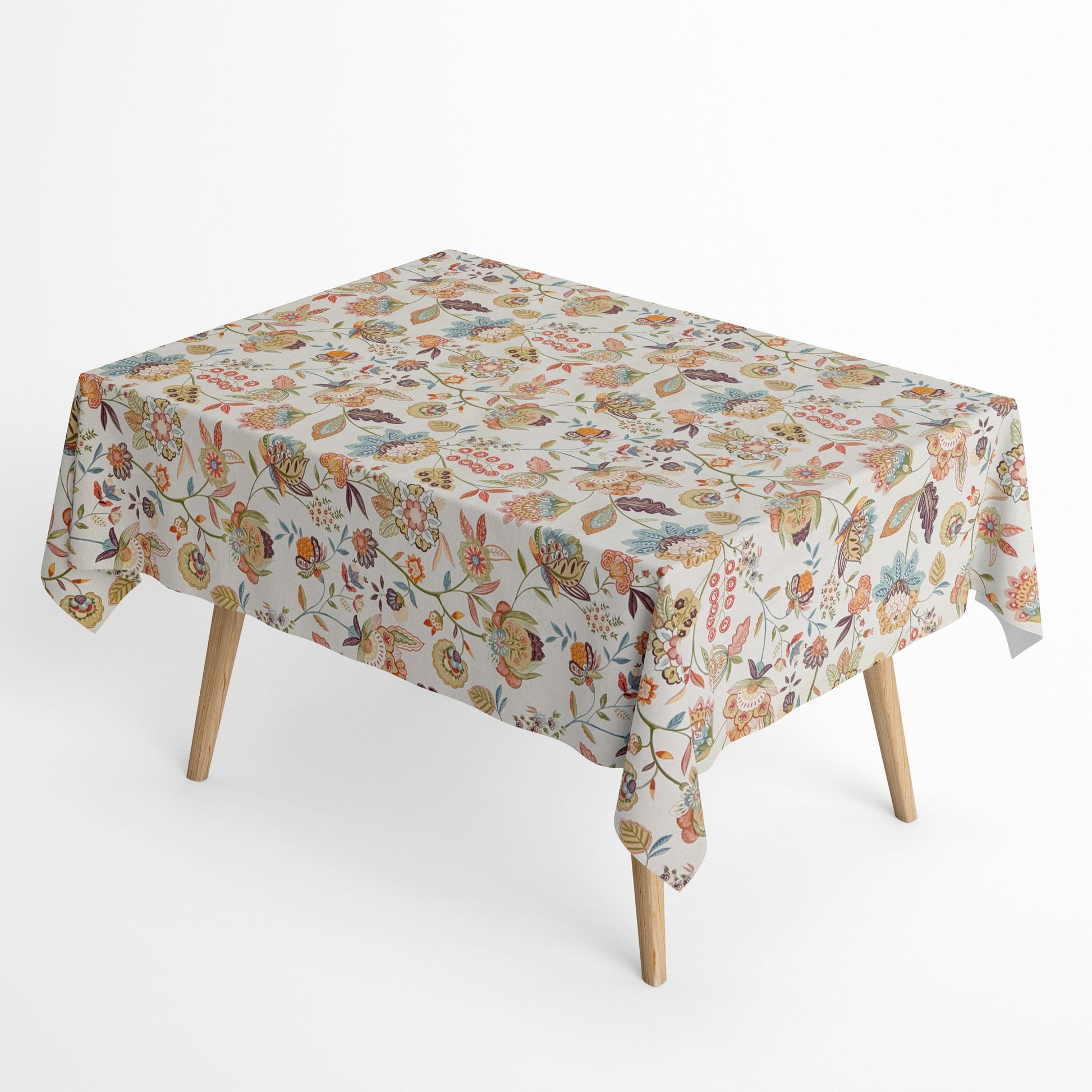 Die Jacquard Tischdecke aus beschichteter Baumwolle zeigt ein detailreiches, boho-inspiriertes Blumenmuster mit verspielten Blüten, Blättern und Ornamenten in warmen Naturtönen wie Beige, Grün, Rost und Blau.