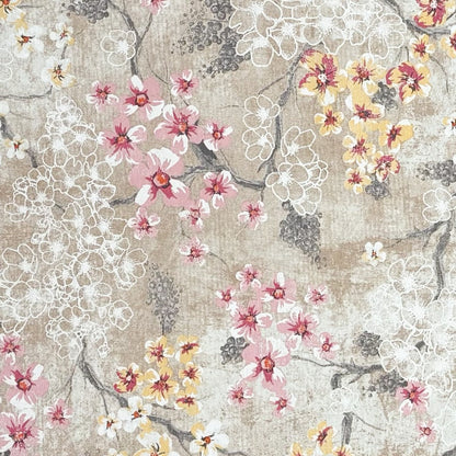 Beschichtete Baumwoll-Tischdecke mit Fleckenschutz im Design ROVIERA, naturfarbener Hintergrund mit zarten Kirschblüten in Weiß, Rosa und Creme auf filigranen Zweigen sowie dekorativen floralen Konturen in Beige- und Grautönen.