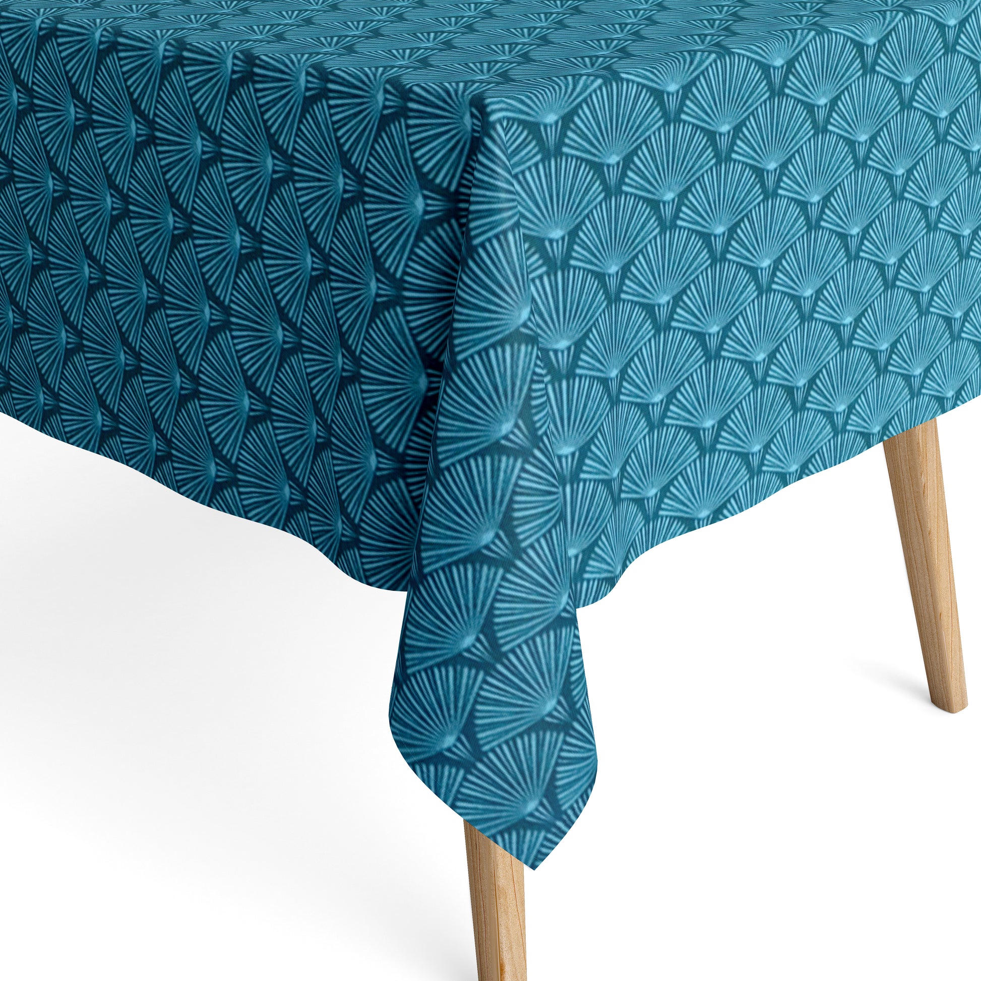 Die Jacquard Tischdecke aus beschichteter Baumwolle zeigt ein modernes, geometrisches Muster aus feinen, fächerartigen Kreisen in Petrol- und Blautönen.