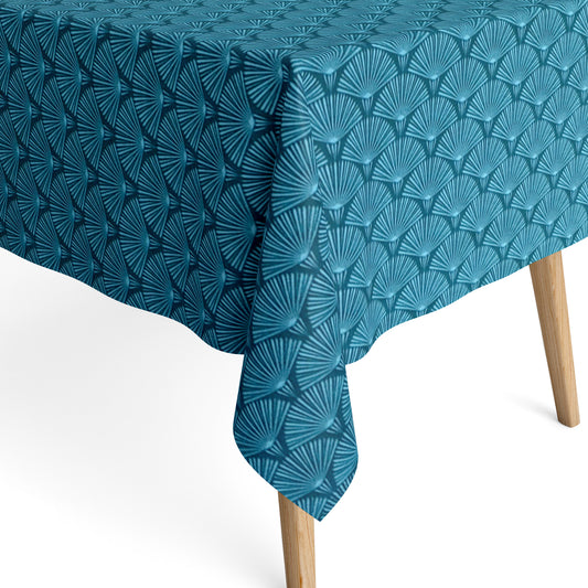 Die Jacquard Tischdecke aus beschichteter Baumwolle zeigt ein modernes, geometrisches Muster aus feinen, fächerartigen Kreisen in Petrol- und Blautönen.