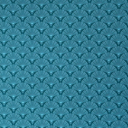 Die Jacquard Tischdecke aus beschichteter Baumwolle zeigt ein modernes, geometrisches Muster aus feinen, fächerartigen Kreisen in Petrol- und Blautönen.