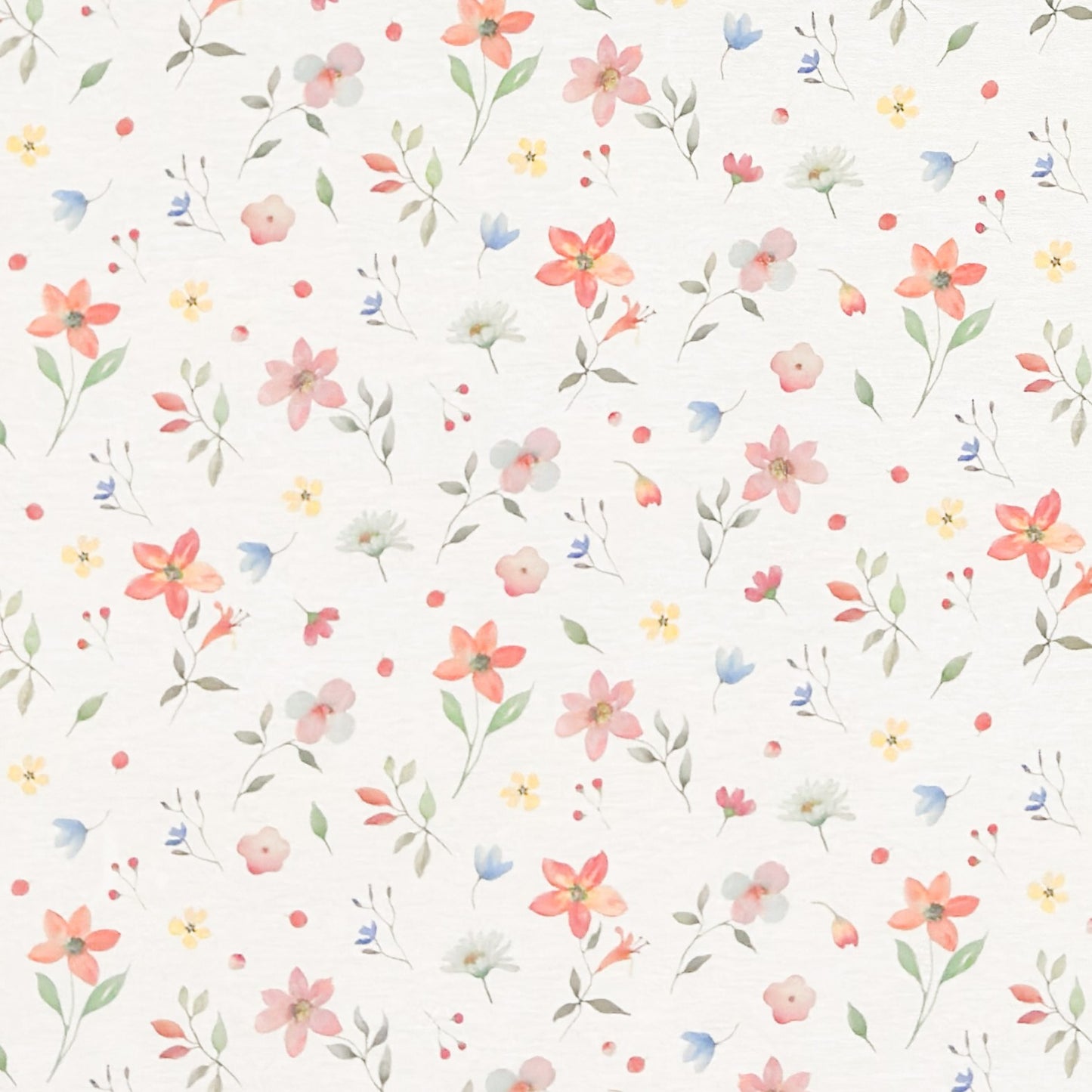 Beschichtete Baumwoll-Tischdecke mit zartem Streublumenmuster auf hellem Hintergrund. Kleine Blüten, feine Zweige und dekorative Punkte in Rosa, Korall, Gelb, Blau und Grün verteilen sich gleichmäßig über die Oberfläche. Über eine Tischecke drapiert, mit sichtbaren hellen Holzbeinen.