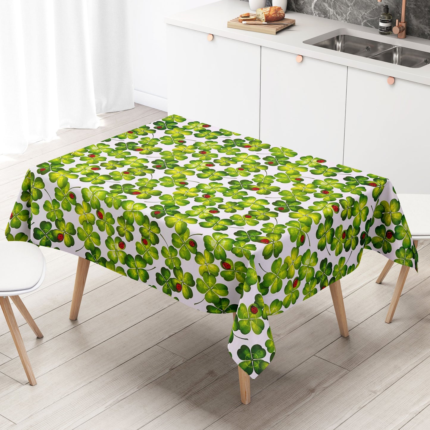 Nappe toile cirée B3907-01 Trèfle feuilles coccinelle sur blanc carré rond ovale